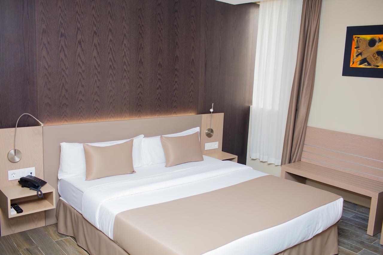 Fly Hotel Libreville Eksteriør billede